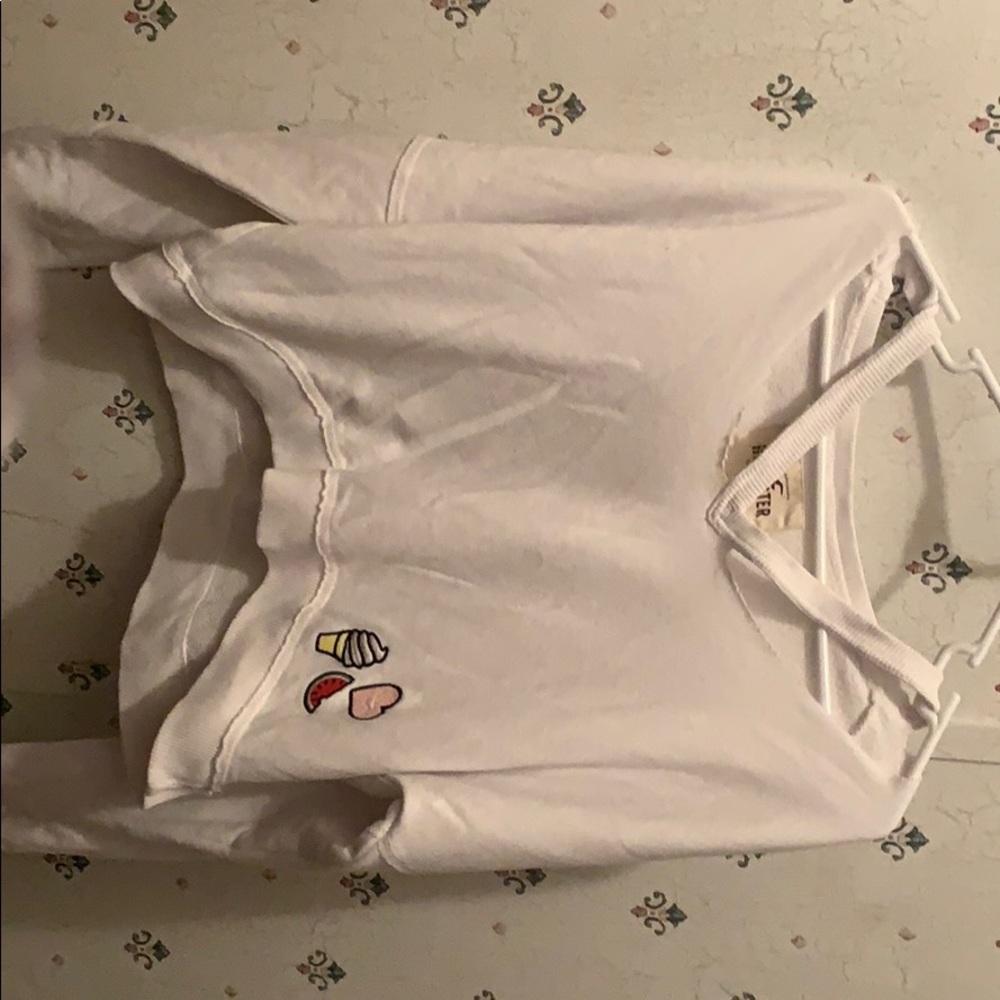 Long sleeve crop top cut neck